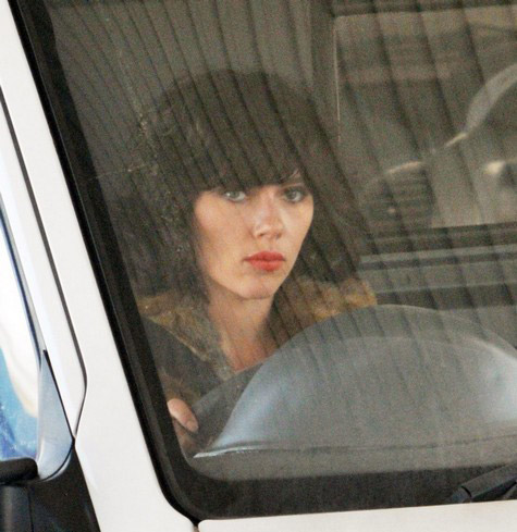 Въпреки, че все още не се разкрива кои актьори партнират на Йохансон, в интернет бяха разпространени и първите неофициални кадри от снимачната площадка на филма “Под кожата”